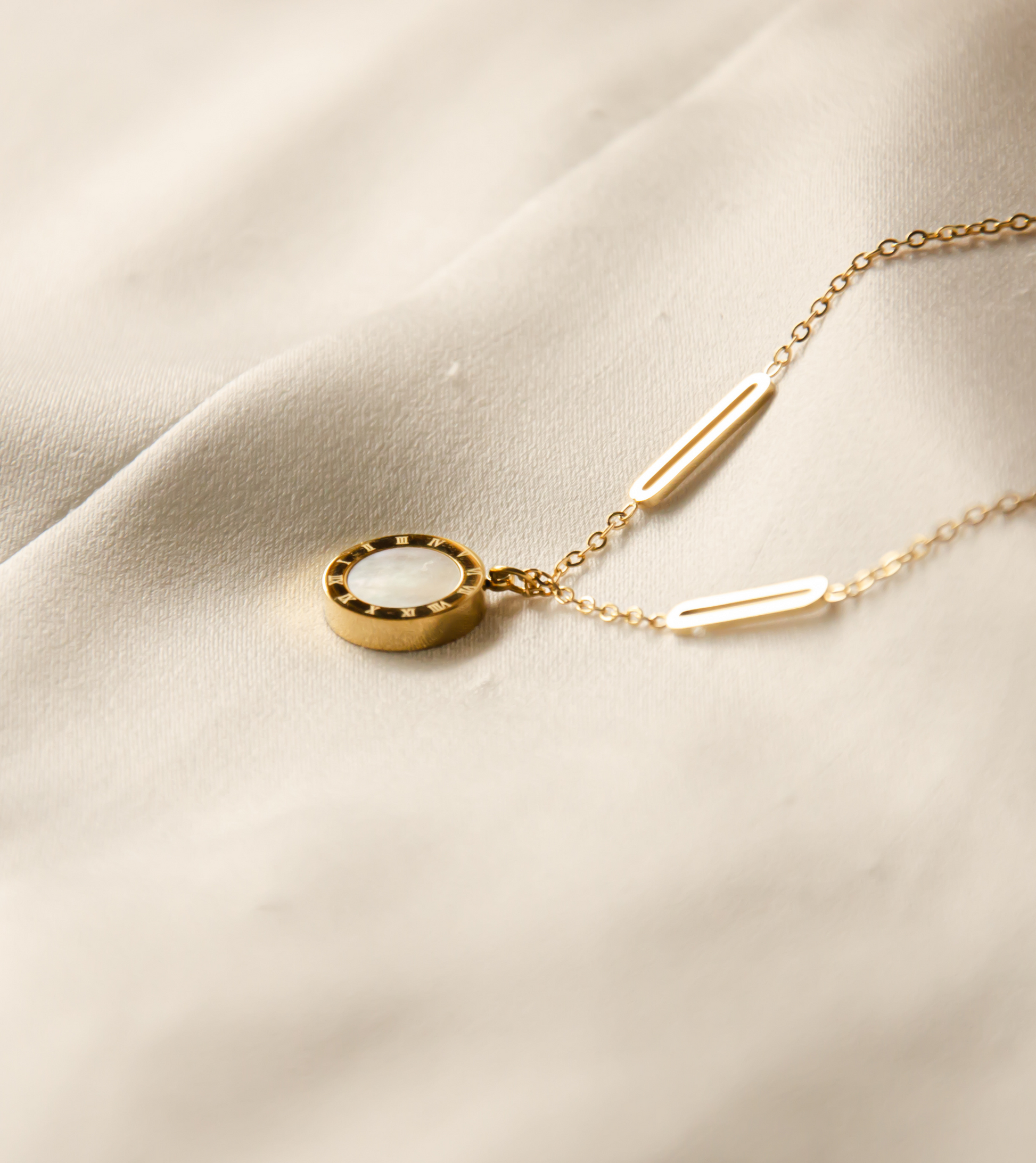 Le collier Ayn- Minimaliste & Versatile