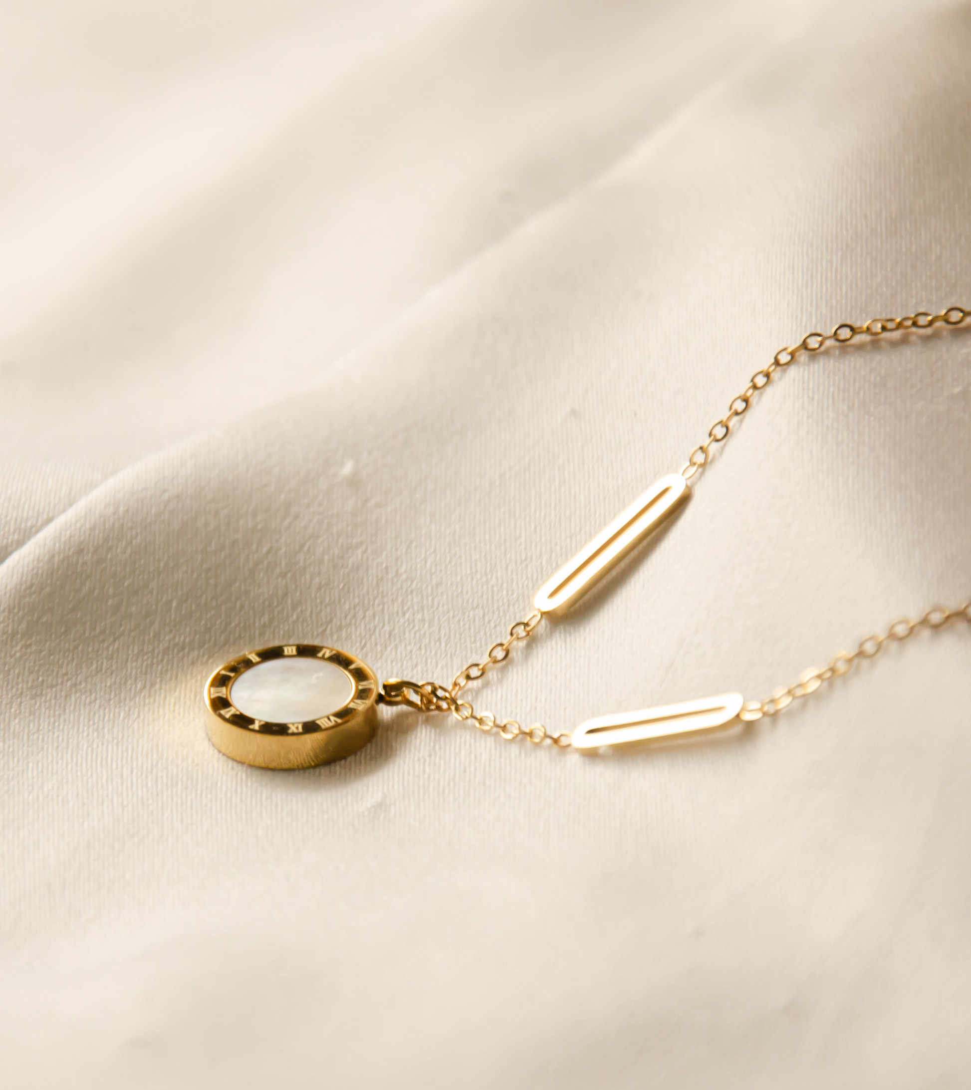 Le collier Ayn- Minimaliste & Versatile